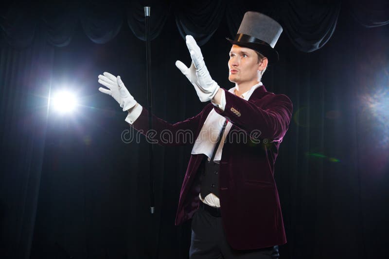 Magik z komarnicy piłką, Juggler mężczyzna, Śmieszna osoba, Czarna magia, złudzenia A ostrość z levitating trzciną z magią fotografia royalty free Magik z komarnicy piłką, Juggler mężczyzna, Śmieszna osoba, Czarna magia, złudzenia A ostrość z levitating trzciną z magią fotografia royalty free