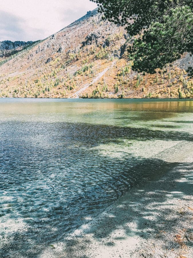 Magisch meer Mutlinskoe in de Altai-bergen Rusland September 2018 stock foto Magisch meer Mutlinskoe in de Altai-bergen Rusland September 2018 stock foto