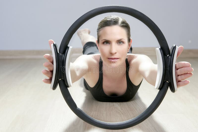 Magische van de de vrouwenaerobics van de pilatesring de sportgymnastiek stock afbeelding Magische van de de vrouwenaerobics van de pilatesring de sportgymnastiek stock afbeelding