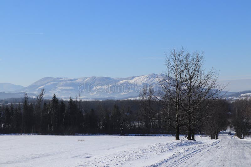 Magische Winterlandschaft am Fuße der Beskiden in der Tschechischen Republik, Mitte Europas Vor dem Bild ist Frostwaldstraße und stockfotografie Magische Winterlandschaft am Fuße der Beskiden in der Tschechischen Republik, Mitte Europas Vor dem Bild ist Frostwaldstraße und stockfotografie