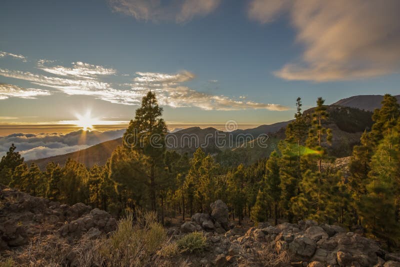 Magische zonsondergang boven de wolken in de bergen van Tenerife in Canarische Eilanden, Spanje stock foto's Magische zonsondergang boven de wolken in de bergen van Tenerife in Canarische Eilanden, Spanje stock foto's