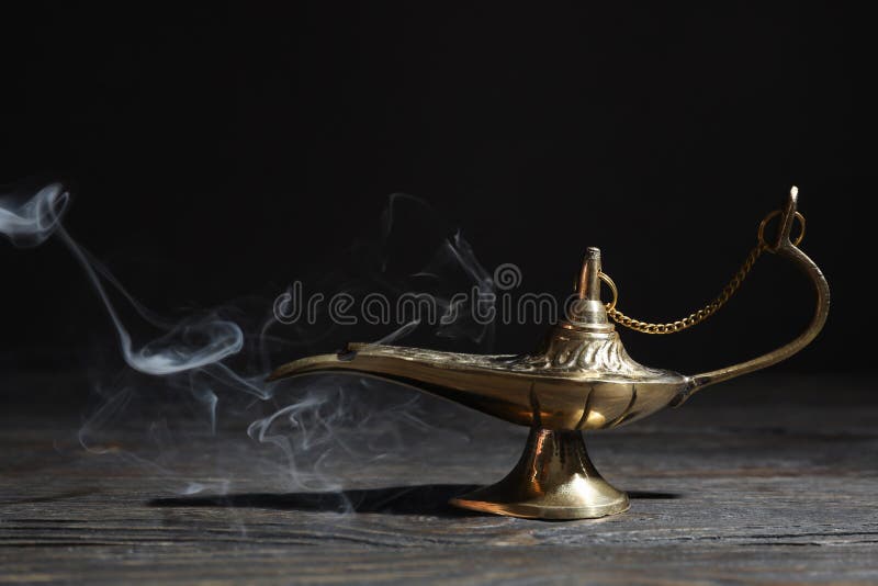 Magischer Aladdin Lamp auf Holztisch lizenzfreies stockfoto Magischer Aladdin Lamp auf Holztisch lizenzfreies stockfoto