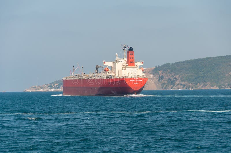 Magisches Victoria-Frachtschiff, Öltanker im Bosporus lizenzfreie stockfotografie Magisches Victoria-Frachtschiff, Öltanker im Bosporus lizenzfreie stockfotografie
