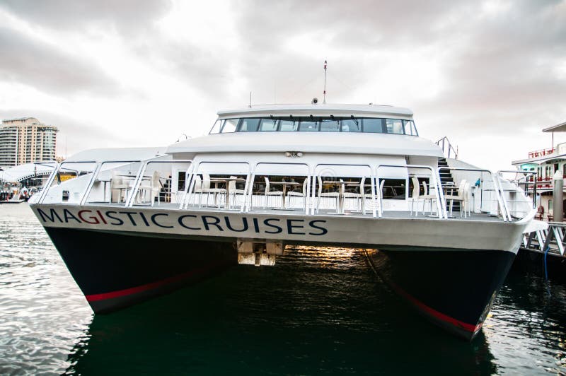 Magistic kruist heden de nieuwste en indrukwekkendste vloot van luxe, dagelijks van Koning Street Wharf 5 en Cirkelkade vertrekt stock foto's Magistic kruist heden de nieuwste en indrukwekkendste vloot van luxe, dagelijks van Koning Street Wharf 5 en Cirkelkade vertrekt stock foto's