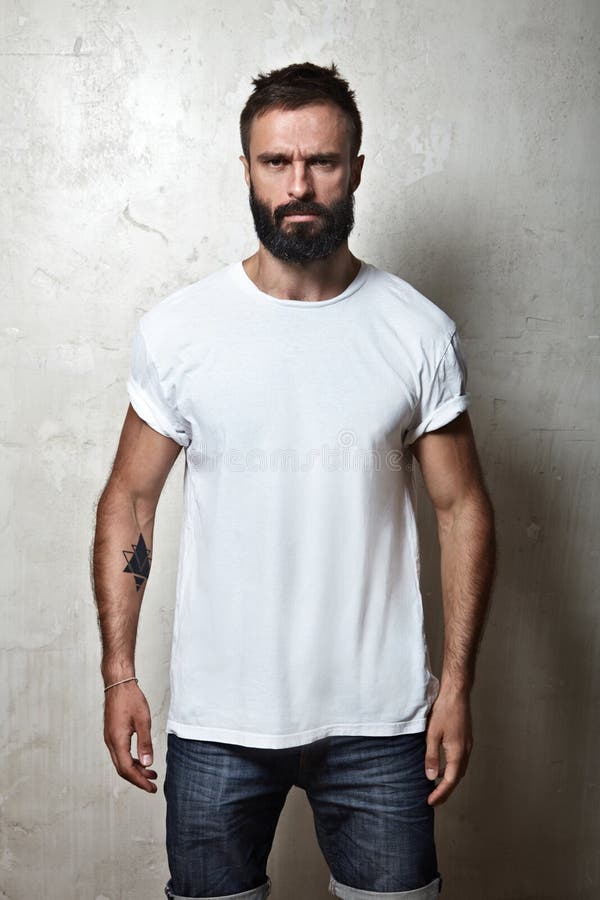 Maglietta in bianco bianca d'uso del tipo barbuto