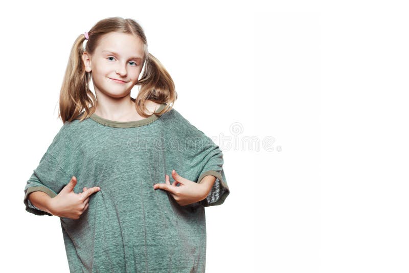 Maglietta surdimensionata da portare della piccola ragazza. immagine stock