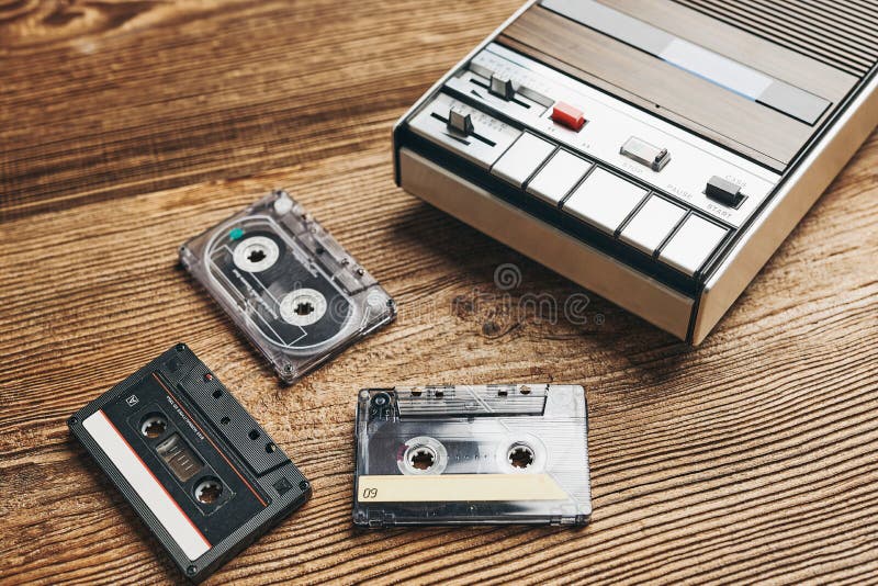 Magnétophone à Cassettes De Style Rétro Dans La Rue Avec Des Graffitis Danse  De Rue Utilisant La Sous-culture De La Jeunesse Boombox Dans Le Style Des  Années 1980