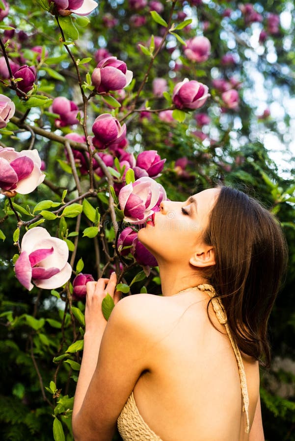 Maquiagem Da Primavera De Beleza Para a Garota Sensual. Mulheres Bonitas  Encaram De Perto. Linda Mulher Com Flores De Tulipas. Foto de Stock -  Imagem de atrativo, forma: 239545476