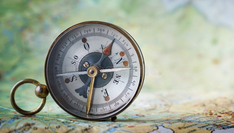 Magnesowy kompas na światowej mapie Podróż, geografia, nawigacja, tou