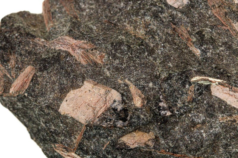 Magnetite Diopside minerale della calcite della macro pietra su un fondo bianco. Magnetite Diopside minerale della calcite della macro pietra su una fine bianca del fondo su