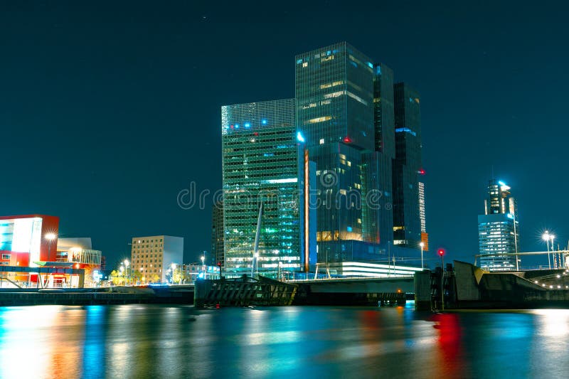 Peisaj nocturn magnific al arhitecturii rotterdams de înaltă înălțime și cer înstelat de noapte stock photography