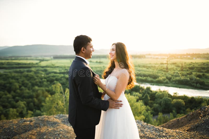 Magnifique couple heureux debout près l'un de l'autre et regardant dans les yeux photos libres de droits