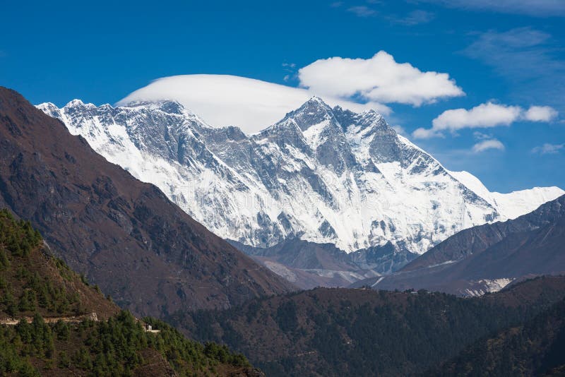 Magnifique paysage de la montagne himalayas y compris everest lhotse ama dablam pic khumbu région népal