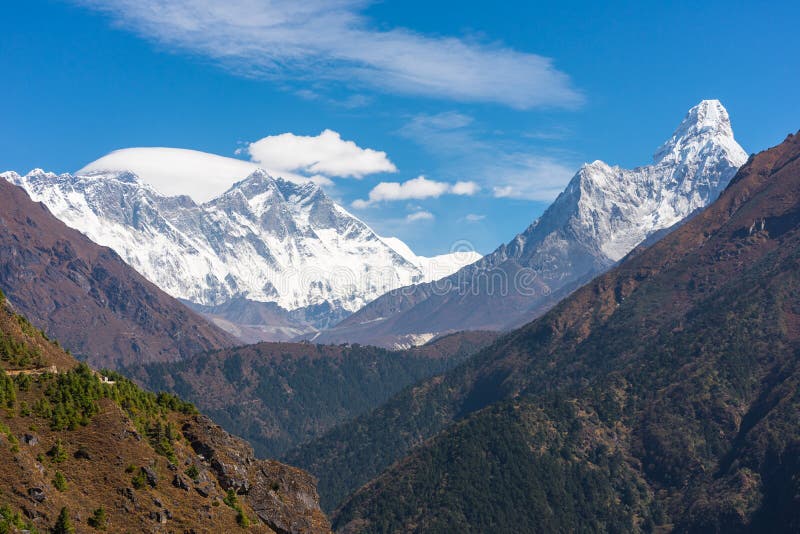 Magnifique paysage de montagnes de l'Himalaya, notamment la région de l'everest de pic de l'ama dablam du lhotse de l'everest au N