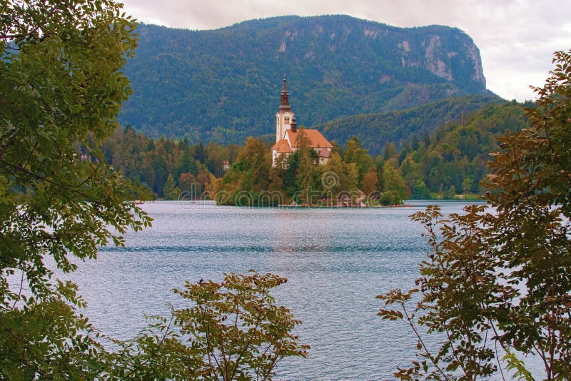 Magnifique paysage naturel du lac Bled avec une eau turquoise Église Saint-Marys d'Assomption sur une petite île photographie stock Magnifique paysage naturel du lac Bled avec une eau turquoise Église Saint-Marys d'Assomption sur une petite île photographie stock