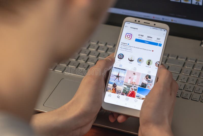 Magnitogorsk, Russie - 14 mars 2019 : Un jeune homme tient un smartphone avec une application ouverte d'instagram et photographie stock libre de droits Magnitogorsk, Russie - 14 mars 2019 : Un jeune homme tient un smartphone avec une application ouverte d'instagram et photographie stock libre de droits
