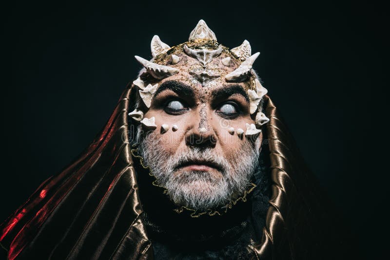 Mago ciego en capilla metálica con la mirada sorprendida absorbente por concepto de la oscuridad, de la magia y de la fantasía Ca fotografía de archivo Mago ciego en capilla metálica con la mirada sorprendida absorbente por concepto de la oscuridad, de la magia y de la fantasía Ca fotografía de archivo
