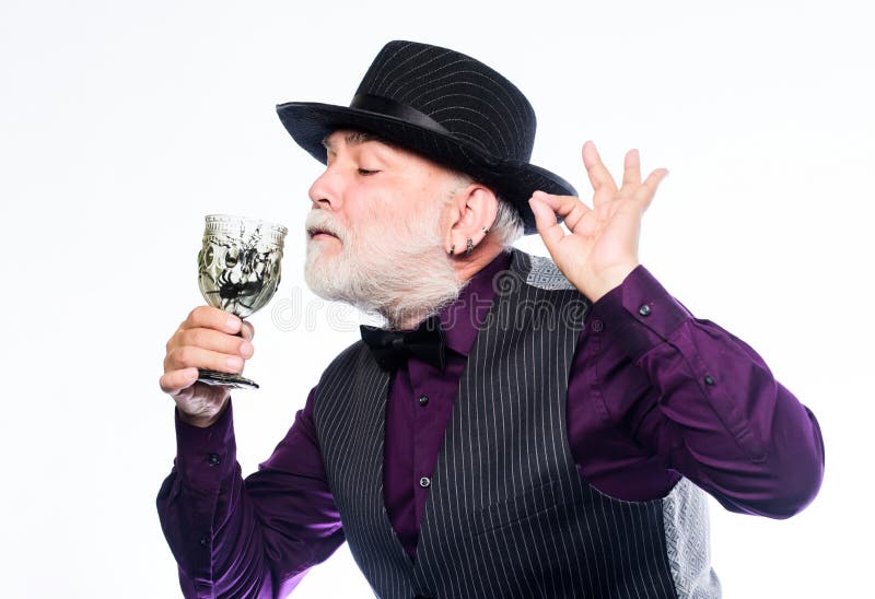 Mago maturo dell'uomo in cappello della strega stregone diabolico che cucina pozione magica con il ragno il barista fa il cocktai immagini stock Mago maturo dell'uomo in cappello della strega stregone diabolico che cucina pozione magica con il ragno il barista fa il cocktai immagini stock