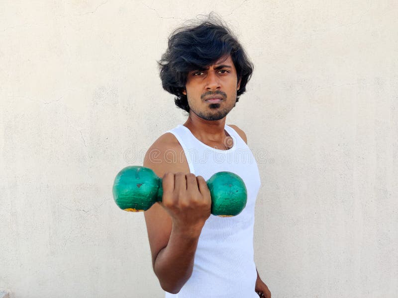 Magro uomo indiano in abiti da allenamento bianco fotografia stock