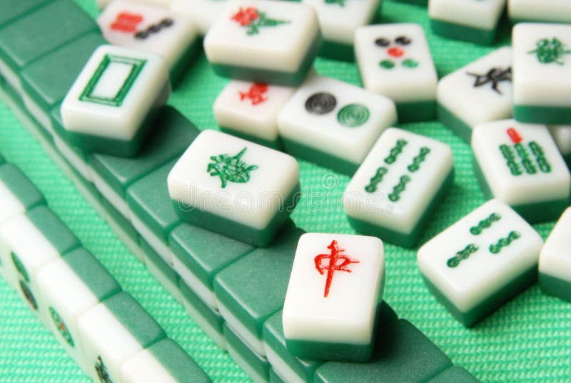 Telhas De Madeira Do Jogo Do Mahjong Na Caixa Isolada No Branco Imagem de  Stock - Imagem de tabela, jogo: 37620115