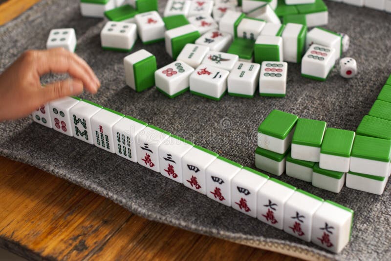 Jogo No Jogo De Mesa Do Mahjong Foto de Stock - Imagem de verde, mesa:  144770258