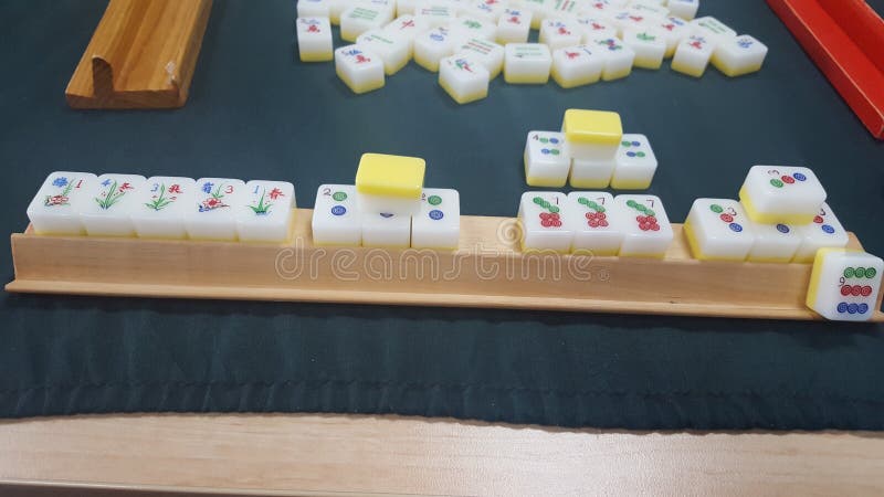 O mahjong na mesa antigo jogo de tabuleiro asiático fecha a