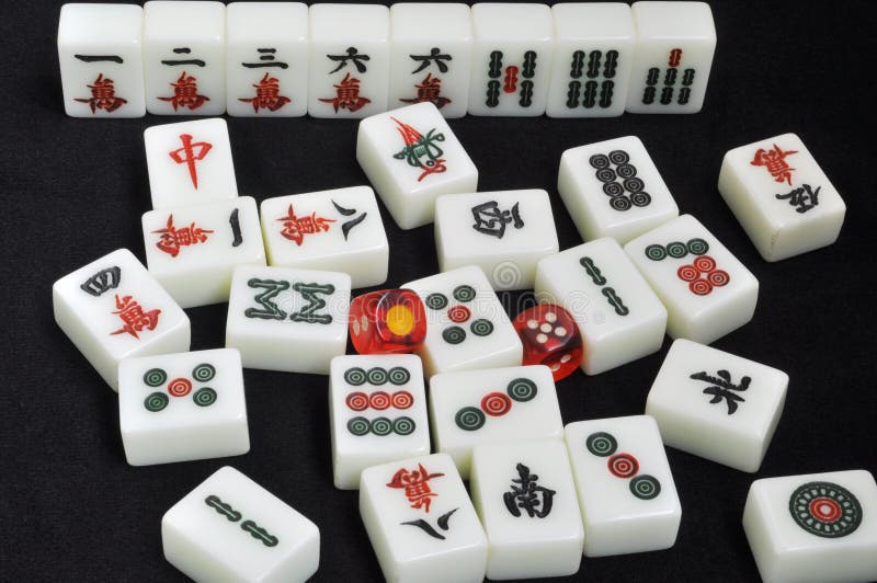 Telhas De Madeira Do Jogo Do Mahjong Na Caixa Isolada No Branco Imagem de  Stock - Imagem de tabela, jogo: 37620115