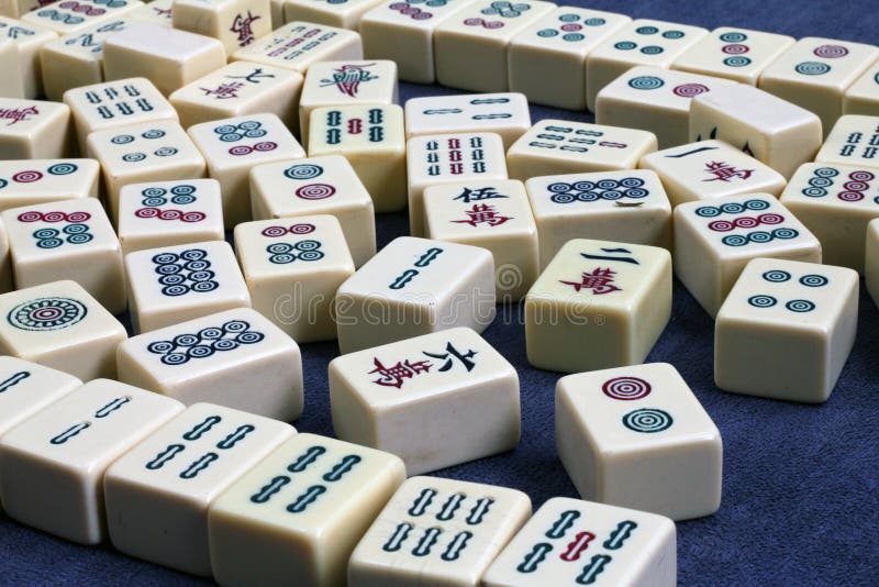 Telhas De Madeira Do Jogo Do Mahjong Na Caixa Isolada No Branco Imagem de  Stock - Imagem de tabela, jogo: 37620115