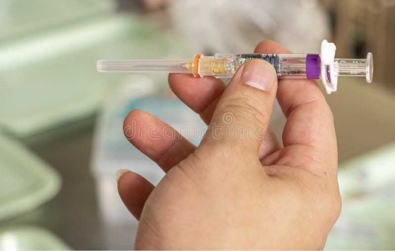 27. Mai 2018: Chonburi, Thailand: Eine Hand, die Grippeimpfstoff hält stockbild 27. Mai 2018: Chonburi, Thailand: Eine Hand, die Grippeimpfstoff hält stockbild