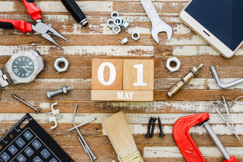 1. Mai Glückliches internationales Worker' s-Tag oder Arbeitstageshintergrund concpet Holzklotzkalender am 1. Mai und handli stockbild