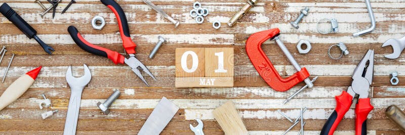 1. Mai Glückliches internationales Worker& x27; s-Tag- oder Arbeitstagesnetzfahnen-Hintergrund concpet Holzklotzkalender am 1. Ma stockbild