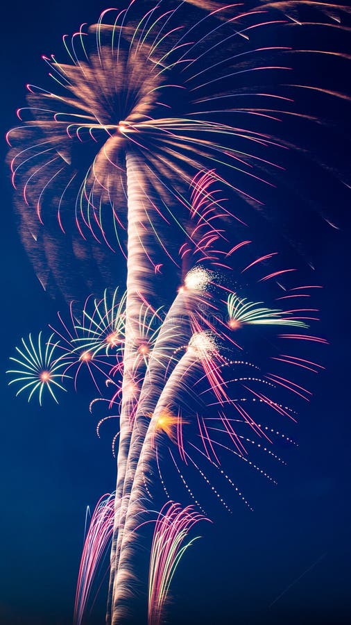 Mai multe focuri de artificii strălucitoare cercuri de explozie pe cerul albastru stock images
