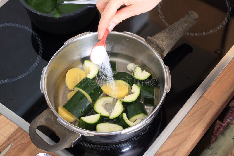 Maiking of a zuccini creme soup