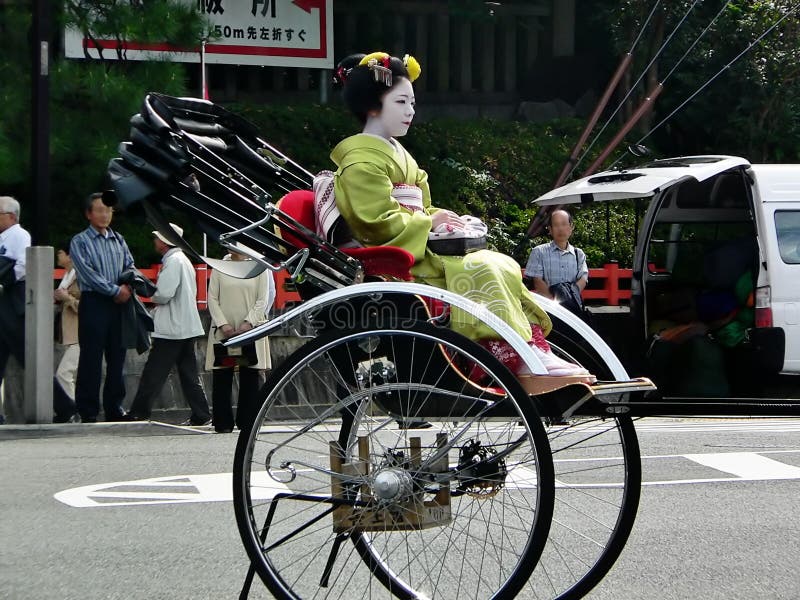 Maiko在人力车的女孩骑马 京都日本编辑类图片 图片包括有艺妓 服装 和服 装饰 都市风景