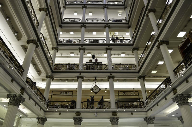 Mail shoppping du ` s de Macy, planchers d'intérieur de vue photo stock