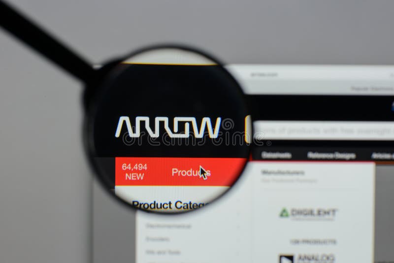 Mailand, Italien - 10. August 2017: Arrow Electronics-Logo auf wir lizenzfreie stockfotografie Mailand, Italien - 10. August 2017: Arrow Electronics-Logo auf wir lizenzfreie stockfotografie