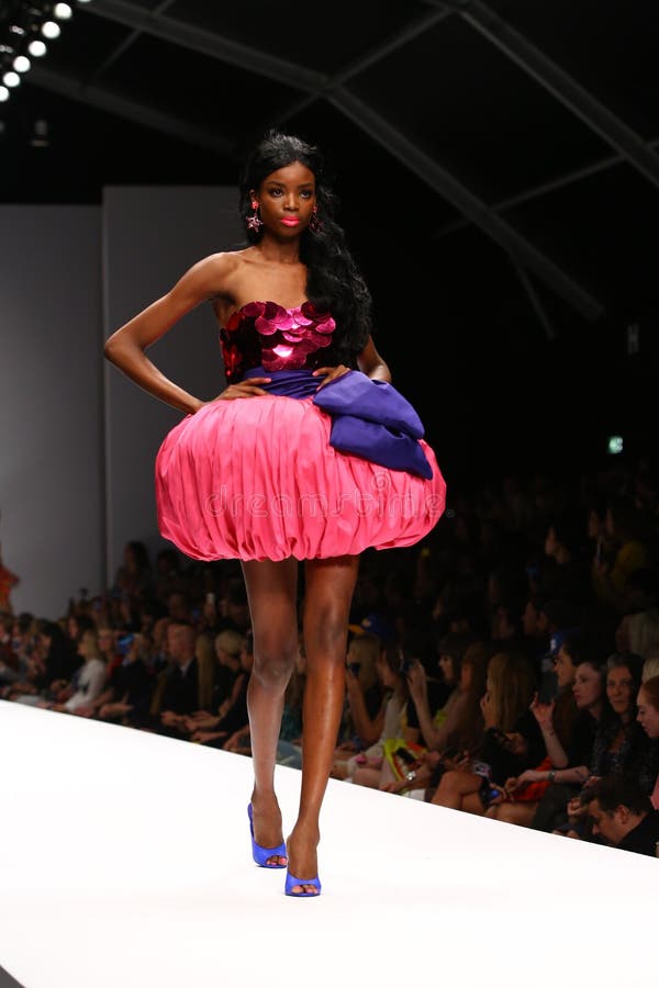 MAILAND, ITALIEN - 18. SEPTEMBER: Ein Modell geht die Rollbahn während der Moschino-Show stockbilder