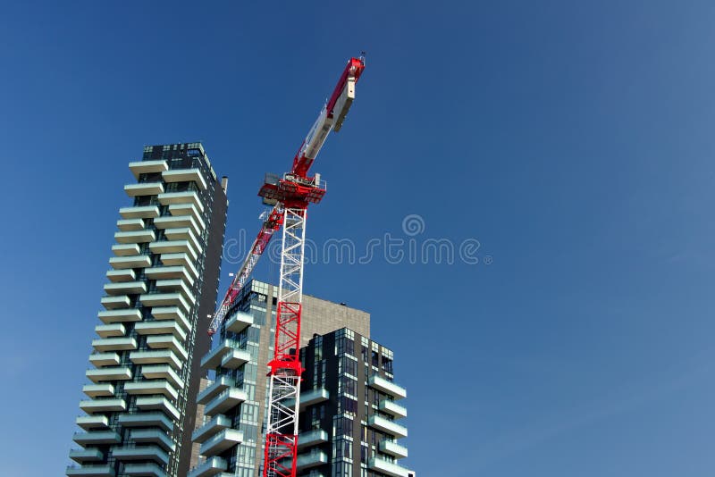 mailand 21. M?rz 2019 Turmkran, der eine Baustelle im Gesch?ftsgebiet nahe den Torre-Solarien weitergeht stockfotos mailand 21. M?rz 2019 Turmkran, der eine Baustelle im Gesch?ftsgebiet nahe den Torre-Solarien weitergeht stockfotos