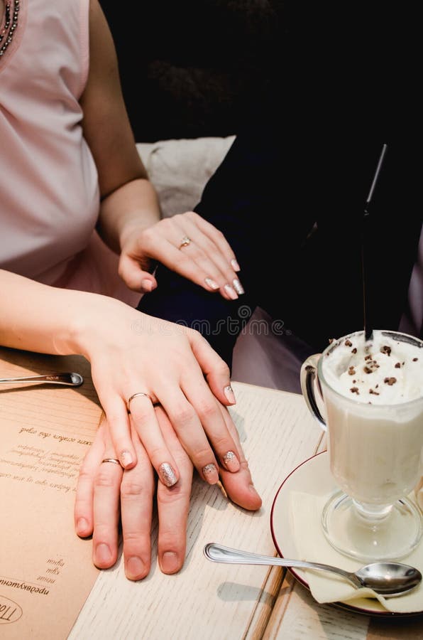 Main affectueuse d'homme de prise de femme dans des ses mains Juste ménages mariés révélant des anneaux de mariage Près de la tas images libres de droits Main affectueuse d'homme de prise de femme dans des ses mains Juste ménages mariés révélant des anneaux de mariage Près de la tas images libres de droits