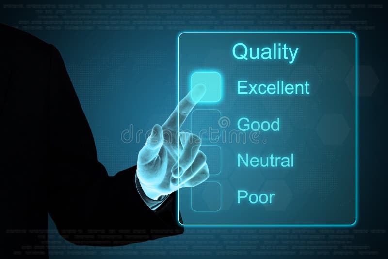 Main d'affaires cliquant sur la rétroaction de qualité sur l'écran tactile images stock