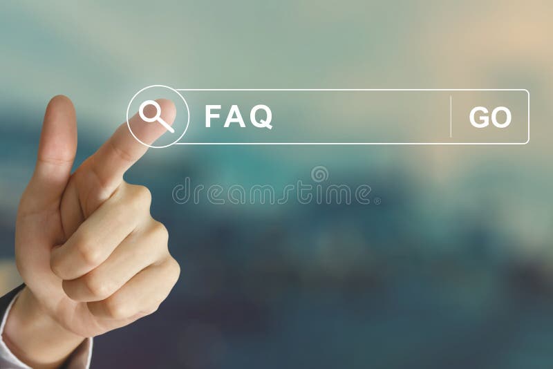 Main d'affaires cliquant sur le FAQ ou le bouton de foire aux questions image stock