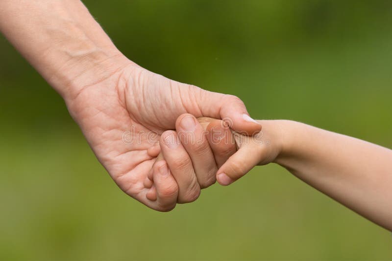 Main d'enfant se tenant adulte photographie stock libre de droits Main d'enfant se tenant adulte photographie stock libre de droits