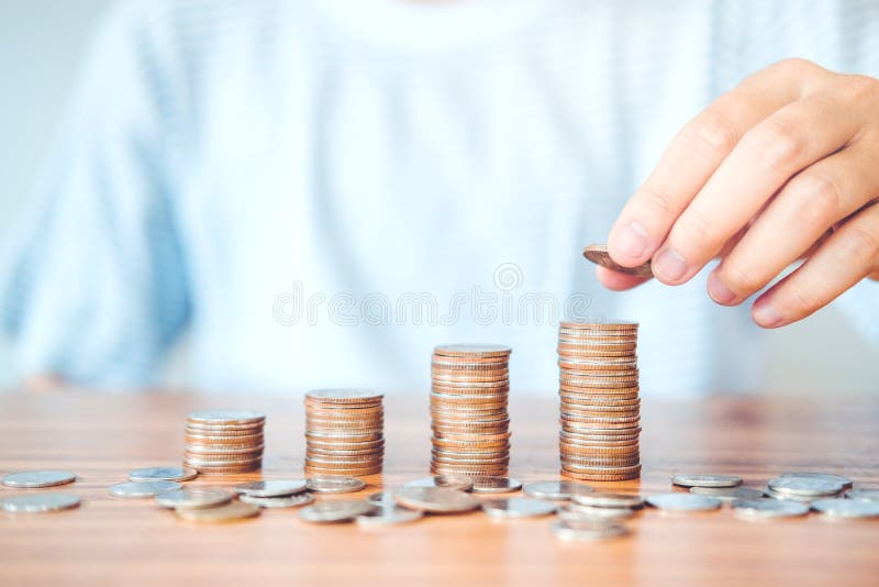 Main d'homme de concept d'argent d'économie mettant des finances de pile de pièce de monnaie pour le bourgeon photographie stock libre de droits Main d'homme de concept d'argent d'économie mettant des finances de pile de pièce de monnaie pour le bourgeon photographie stock libre de droits