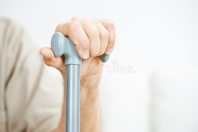 Main d'homme supérieur sur la canne images libres de droits Main d'homme supérieur sur la canne images libres de droits