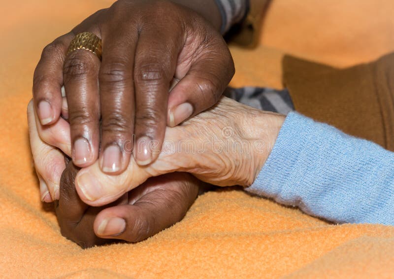 Main d'infirmière tenant une femme supérieure Concept des coups de main, soin aux personnes âgées image libre de droits Main d'infirmière tenant une femme supérieure Concept des coups de main, soin aux personnes âgées image libre de droits