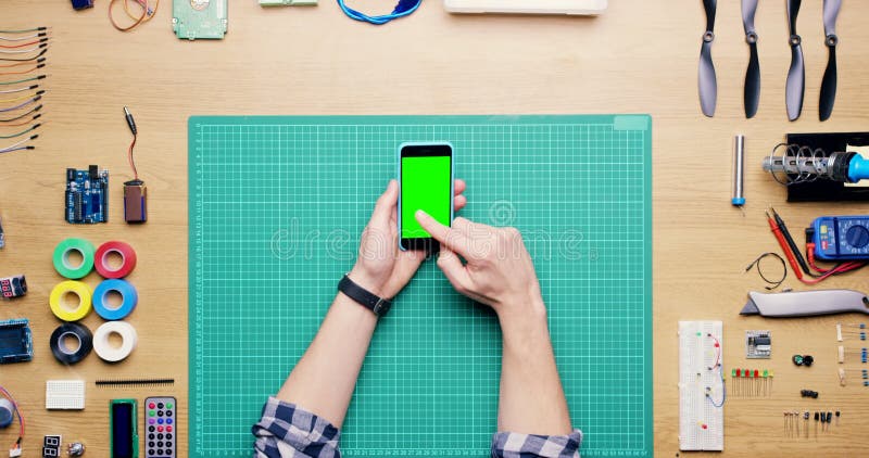 Main-d'oeuvre et technicien avec écran vert téléphone ci-dessus dans le tutoriel publicitaire ou classe en ligne. vue supérieure clips vidéos