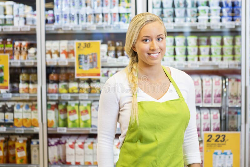 Main-d'œuvre féminine sûr souriant dans l'épicerie photo libre de droits Main-d'œuvre féminine sûr souriant dans l'épicerie photo libre de droits