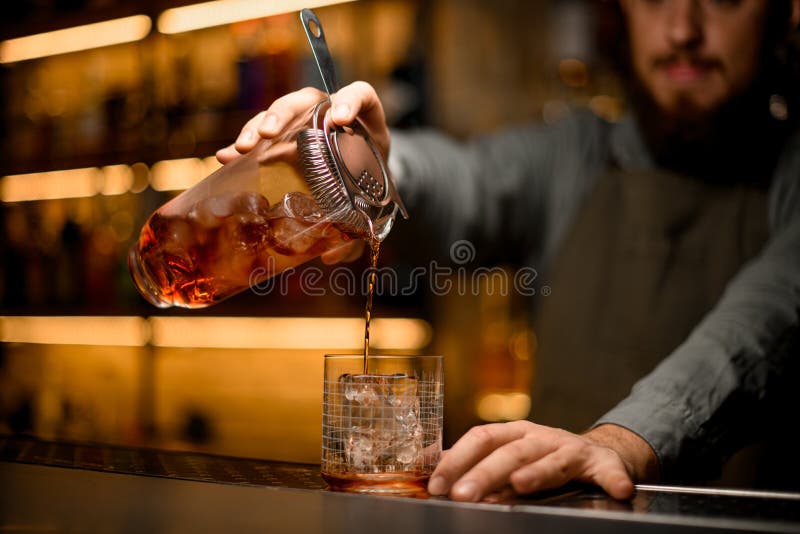 Main De Barman Cales Mélangeant Tasse Avec Passoire Et Verser La