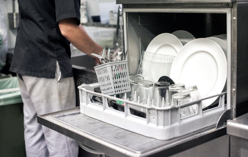 Main de cuisine avec un lave-vaisselle ouvert image stock Main de cuisine avec un lave-vaisselle ouvert image stock