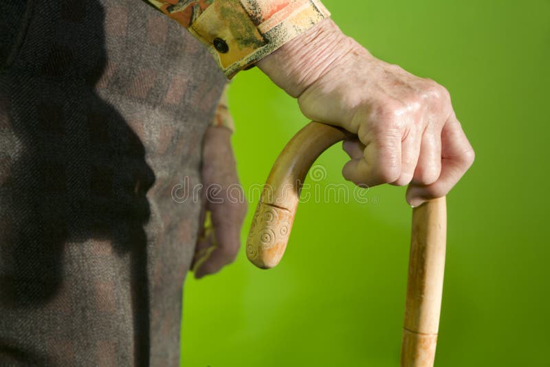 Main de dame âgée avec le bâton images libres de droits Main de dame âgée avec le bâton images libres de droits